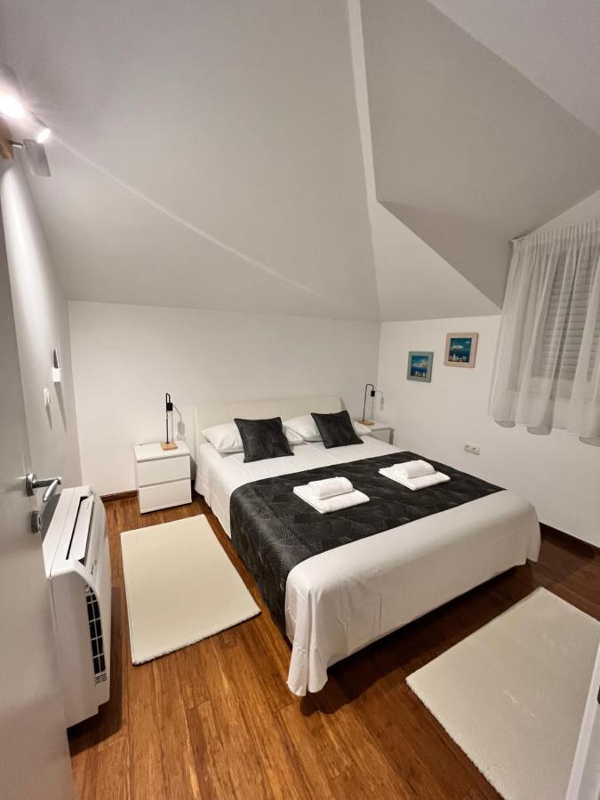 Sky - Beautiful Rooftop Apartment With Shared Pool Split Exterior photo